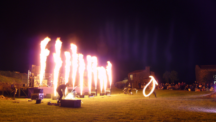 Spectacle de feu à la forteresse de Polignac