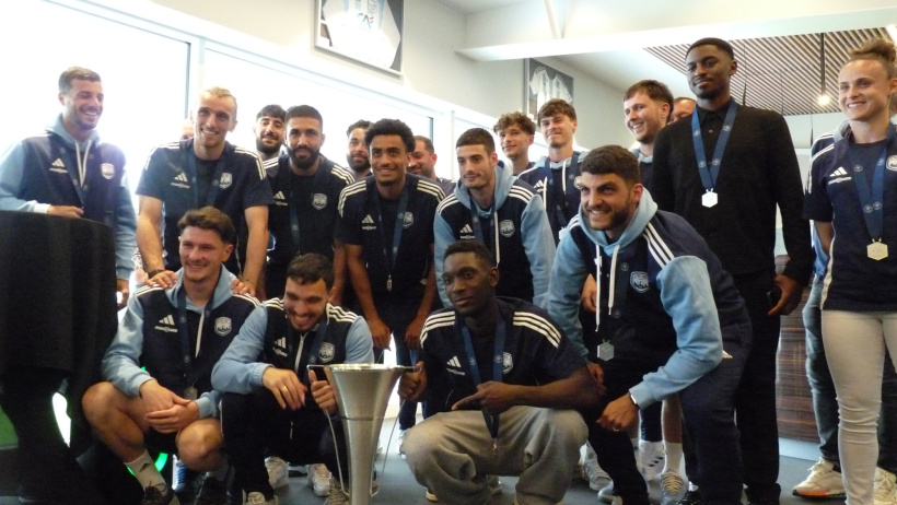 Les joueurs du Puy Foot 43 réunis autour du trophée de champion des champions
