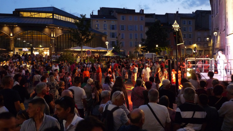 Le groupe Juke Box a ambiancé la place du marché couvert toute la nuit