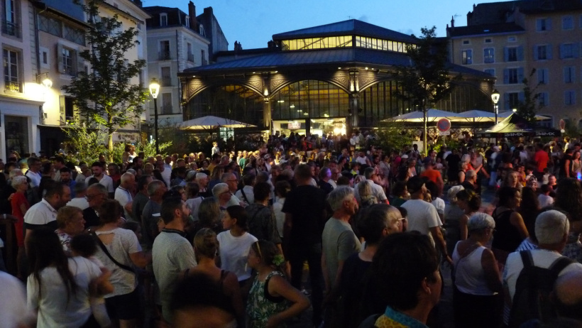 Le groupe Juke Box a ambiancé la place du marché couvert toute la nuit