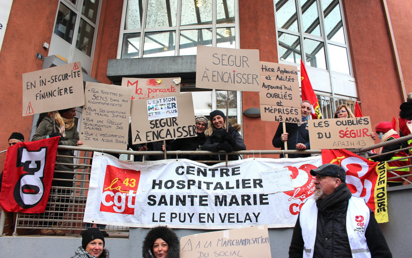 Manifestants devant l'ARS du Puy