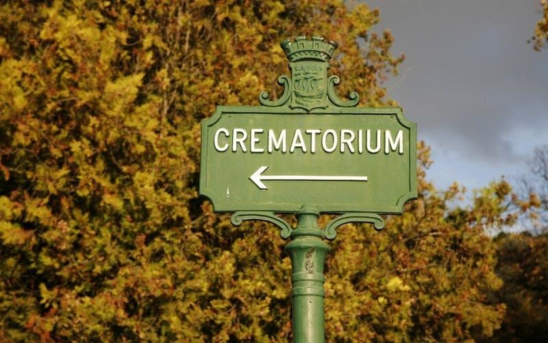 Un panneau qui indique un crématorium.