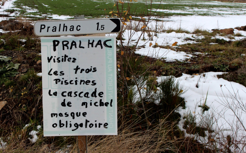 Un panneau de contestation à l'entrée du village de Pralhac durant l'hiver 2021. 