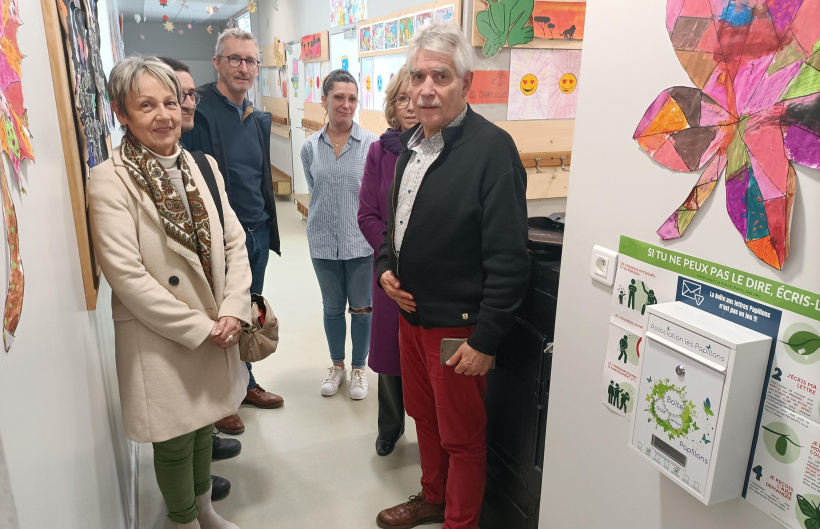 Lors de l'inauguration de la boite aux lettres, à l'école Jean de la Fontaine à Yssingeaux