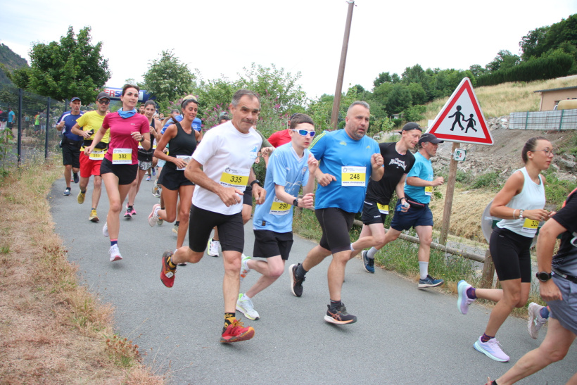 Les coureurs commencent la course