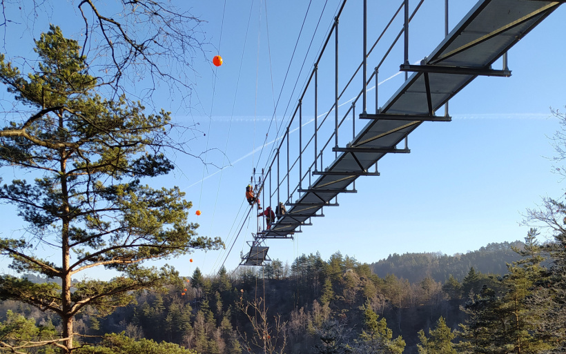 Construction de la passerelle himalayenne la plus grande de France en Haute-Loire.