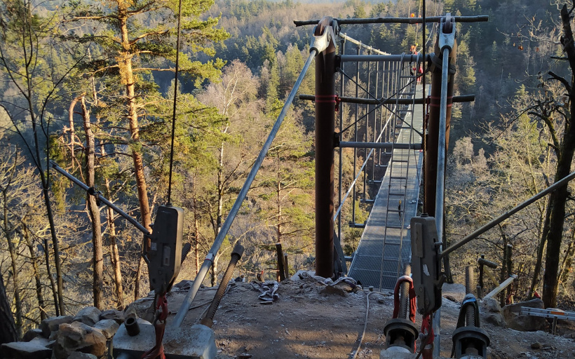 L'une des entrées de la passerelle himalayenne au-dessus des gorges du Lignon.