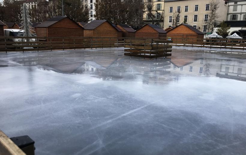 Le miroir gelé se forme lentement sur la place du Breuil, au Puy-en-Velay.