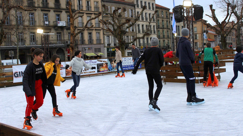 La patinoire de Noël du Puy-en-Velay installée tout le mois de décembre 2022.