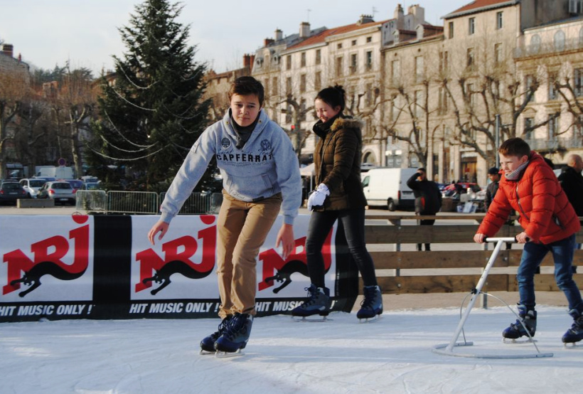La patinoire installée tout le mois de décembre 2022 sur la place du Breuil.