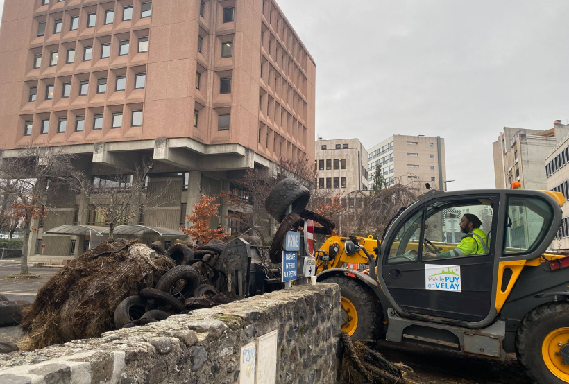 Devant le bâtiment de la DDT, annexe directe de l'Etat et de son gouvernement. 