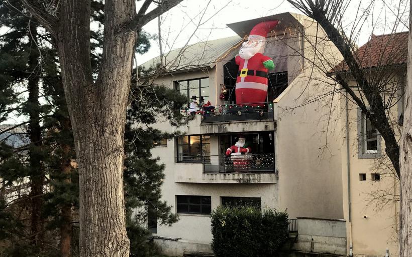 Un Papa Noel de 4 mètres de haut