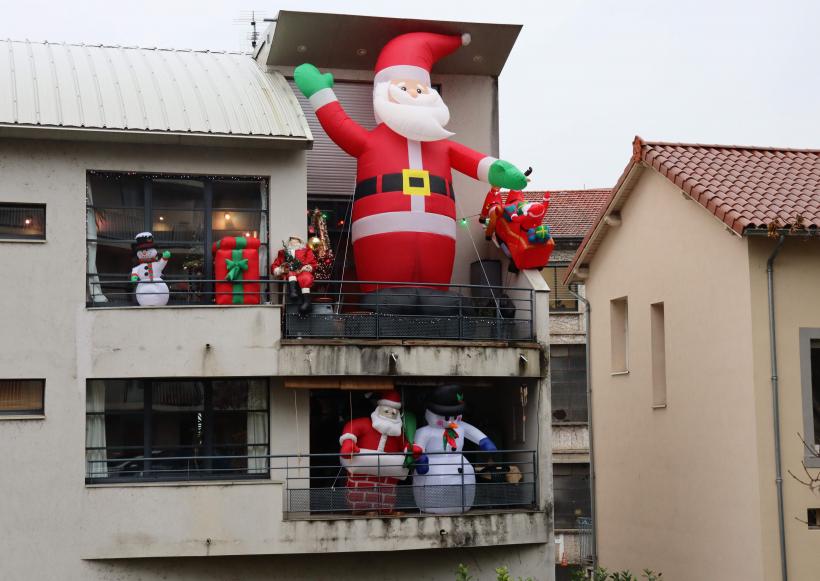 Il paraitrait qu'il y a un grand Père Noël dans cette photo...