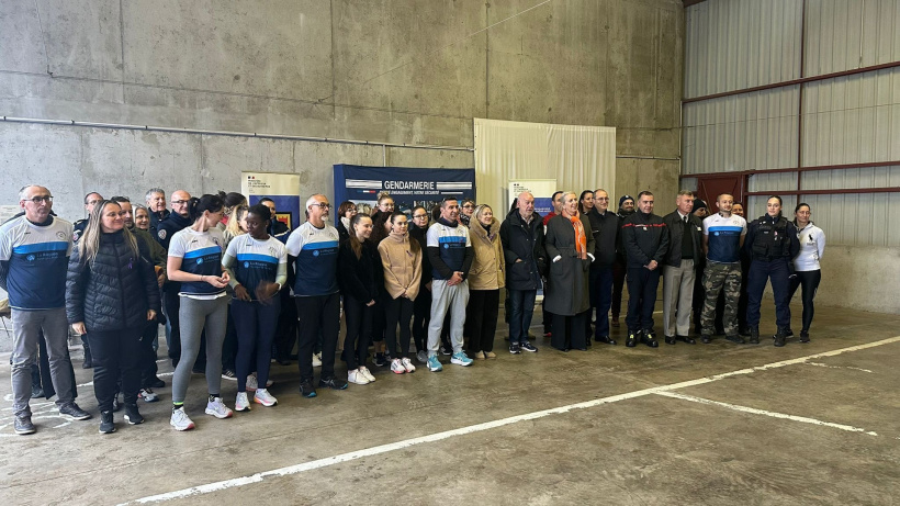 Participants, élus, forces de l'ordre et de secours, ensemble contre l'ignominie. 