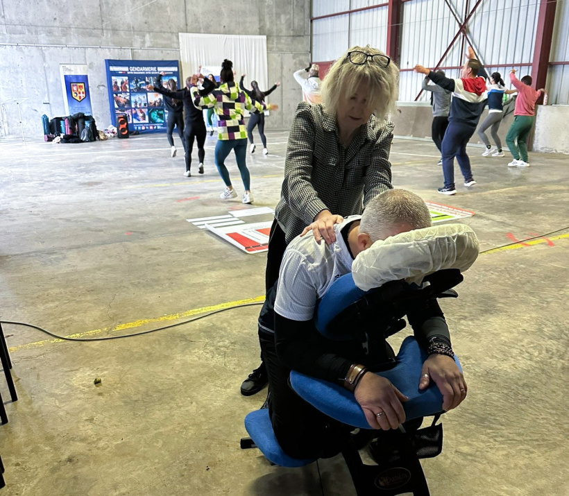 Les uns font de la zumba pendant que d'autres profitent d'un massage.