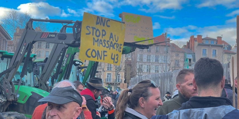 banderoles, cloches et applaudissement ont retenti devant la préfecture