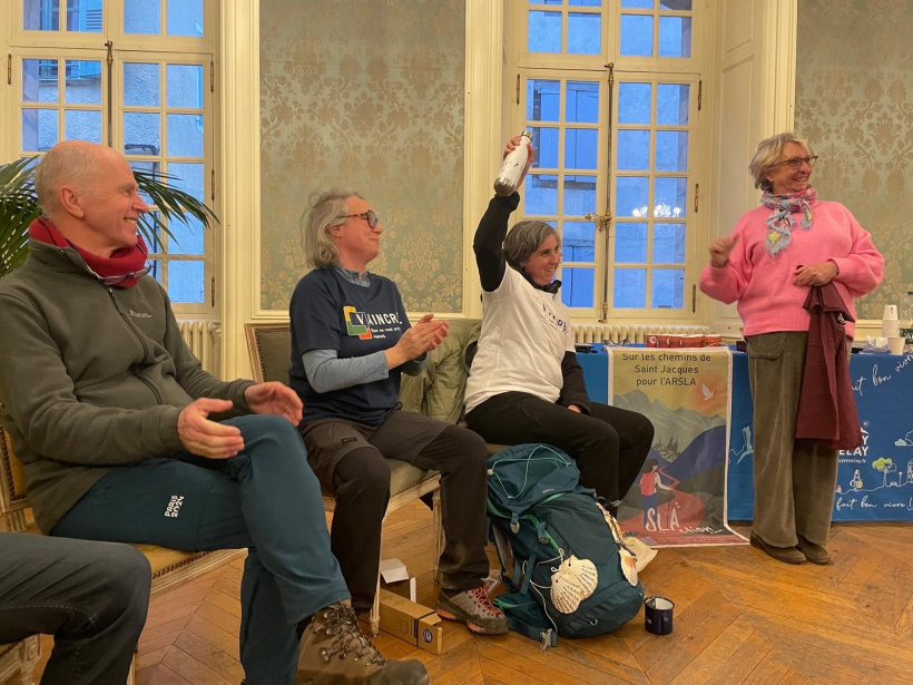 La ville lui a remis des cadeau à l'effigie de la ville et du célèbre chemin de St-Jacques