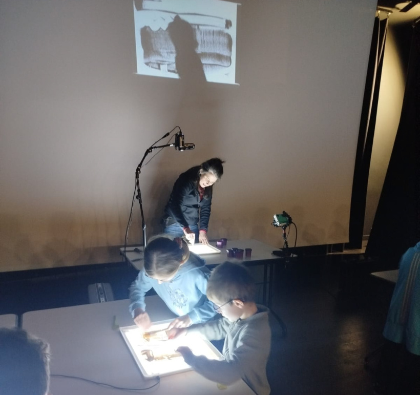 Les enfants ont expérimenter la technique sur table lumineuse