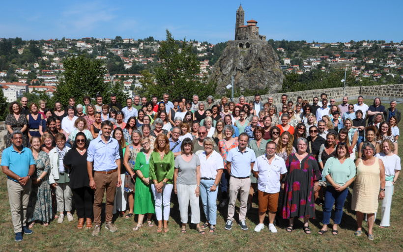 Le personnel et enseignants de l’ensemble scolaire SJC 43, au complet. 