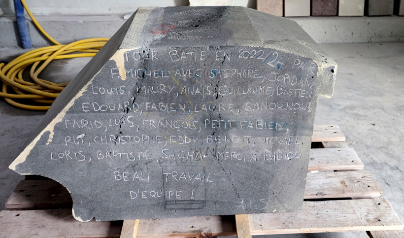 Les noms des artisans immortalisés à jamais dans la pierre. 