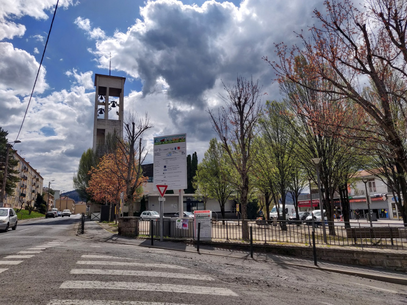 La place Eugène Pebellier est le coeur du quartier du Val-Vert au Puy-en-Velay.