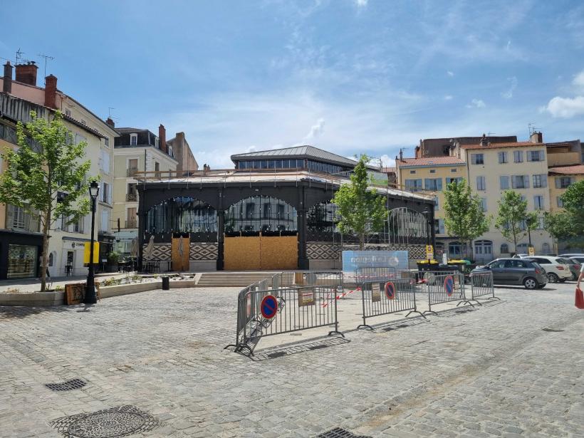 La place du marché couvert du Puy.