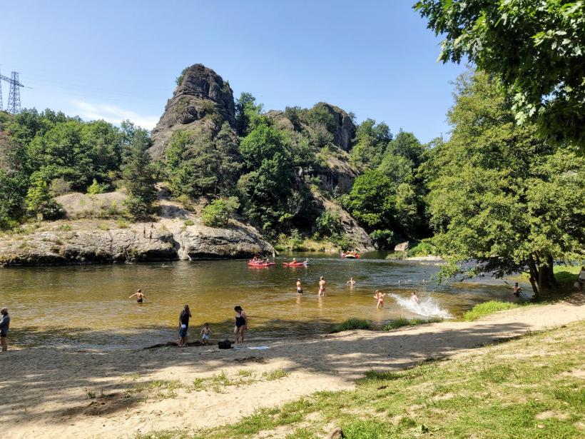 La plage de Monistrol d Allier.