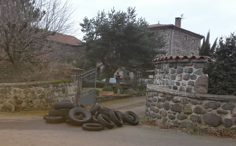 Une surprise de mauvais goût devant une propriété à Chaspuzac. 