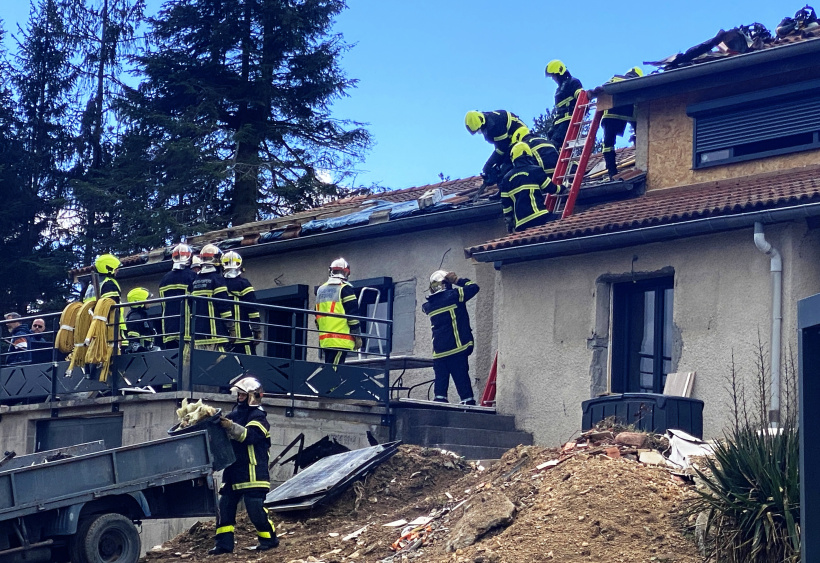 Les pompiers en train de sécuriser la maison sinistrée.