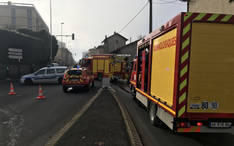 Les forces de secours vérifient les risques éventuels d'explosion. 