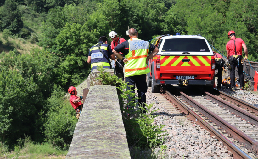 Les forces du GRIMP en rappel pour récupérer la victime traumatisée. 