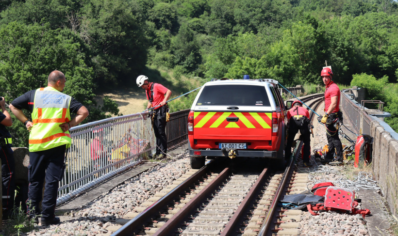 Les pompiers en train de descendre le pont ferroviaire où se trouve l'ado 12 m plus bas.