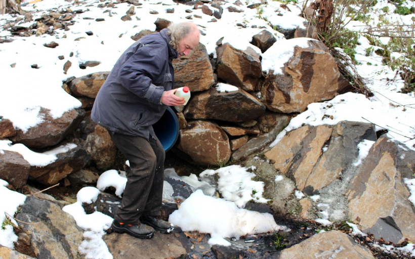 Un habitants de Pralhac prélève de l'eau en sortie du lagunage. 