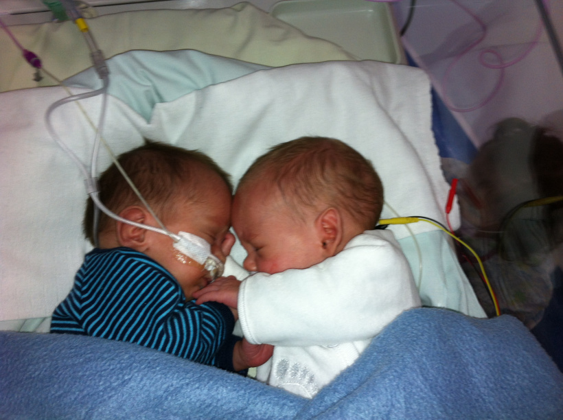 Tiago et Paolo, deux nourrissons nés prématurément. 