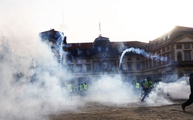 Le ciel rayé par les tirs des gaz lacrymogène sur la place du Breuil.
