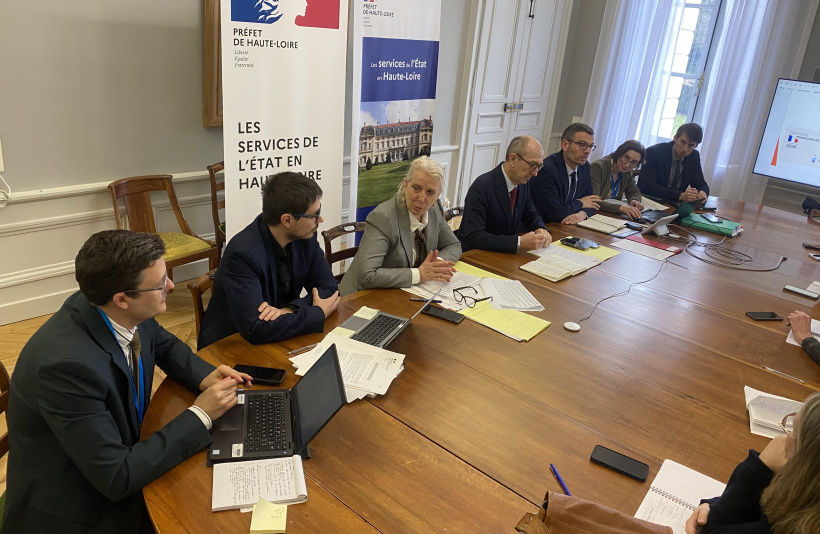 Nathalie Cencic, aux côtés d'Yvan Cordier (au centre), explique la nouvelle réglementation 