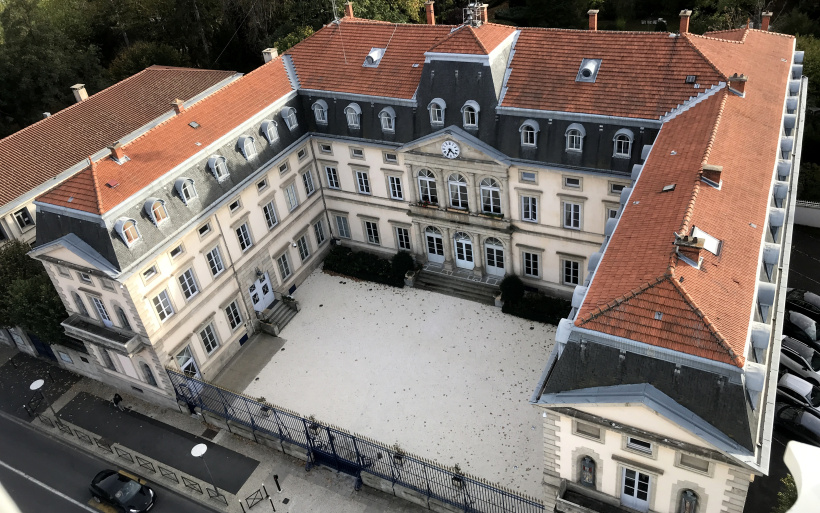 Que se passe-t-il derrière les fenêtres de la préfecture de la Haute-Loire ?
