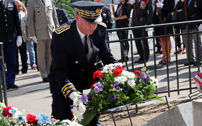 Le Préfet Eric Etienne rendant honneur à tous ceux tombés durant la bataille.