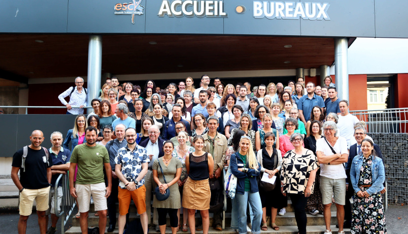 Les enseignants et le personnel de l'établissement, ensemble pour la photo traditionnelle.