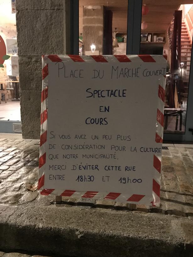 Le panneau placé par le P'tit Café chaque soir du mois de décembre. 