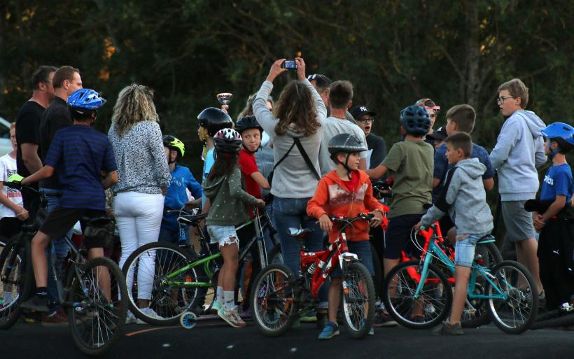 Des gens du village, notamment des familles, sont venus à l'inauguration. du pumptrack de Chaspuzac.