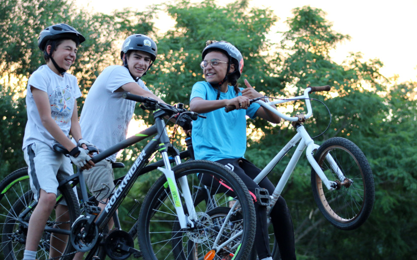 Les fans de sensations présents pour tester le goudron encore chaud du pumptrack de Chaspuzac.