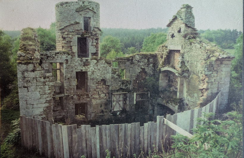 Le château en ruine avant rénovation