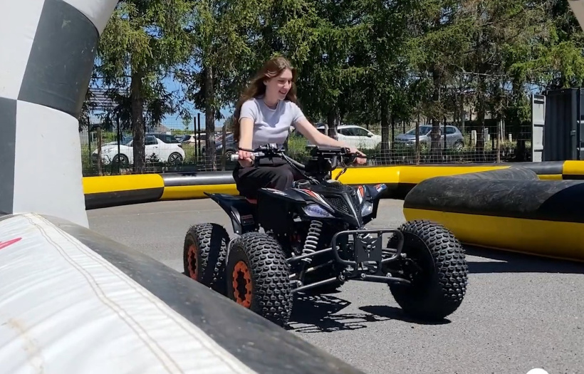 Marie, reporter à Zoomdici, en plein essai des quads électriques. 