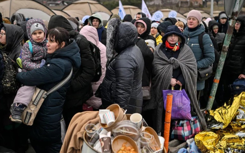 Le 7 mars 2022, des réfugiés ukrainiens attendent à la frontière polonaise.