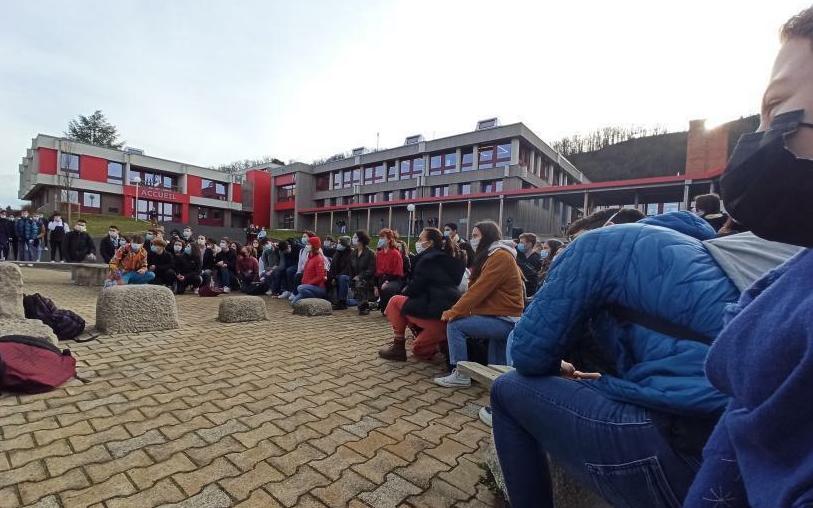 Les élèves du lycée C. & A. Dupuy ont manifesté pour Madame ce vendredi matin.