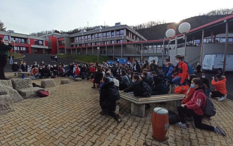 Les élèves du lycée C. & A. Dupuy ont manifesté pour Madame ce vendredi matin.