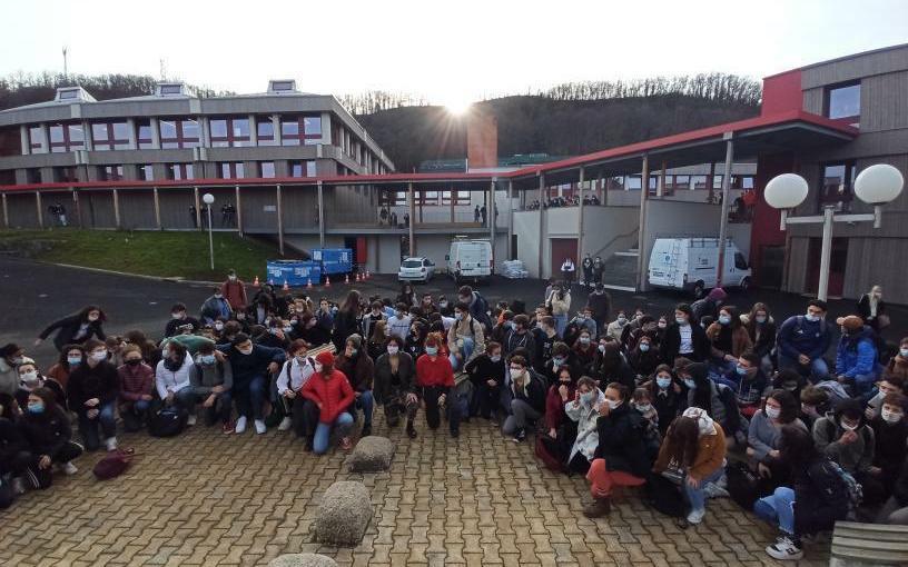 Les élèves du lycée C. & A. Dupuy ont manifesté pour Madame ce vendredi matin.