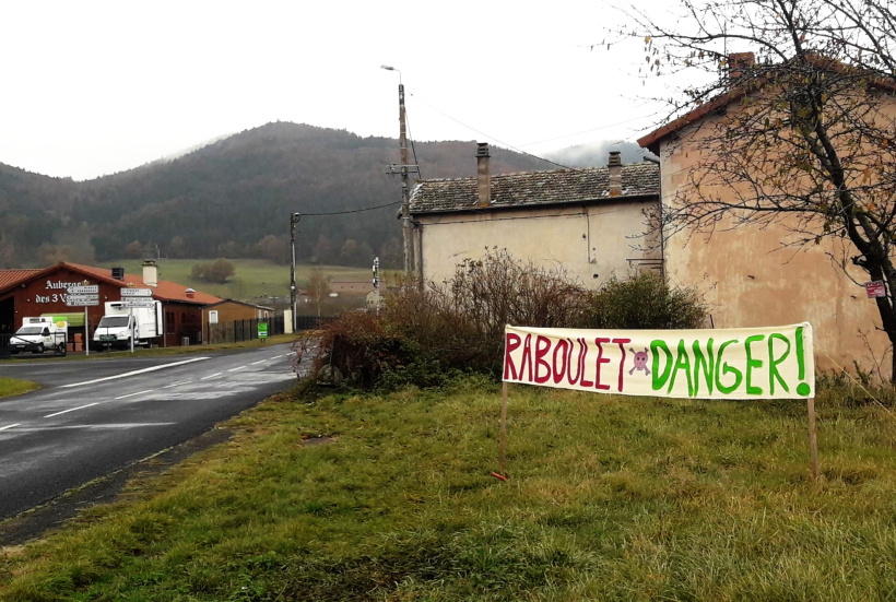 Des tensions qui s'affichent au cœur de la commune.  