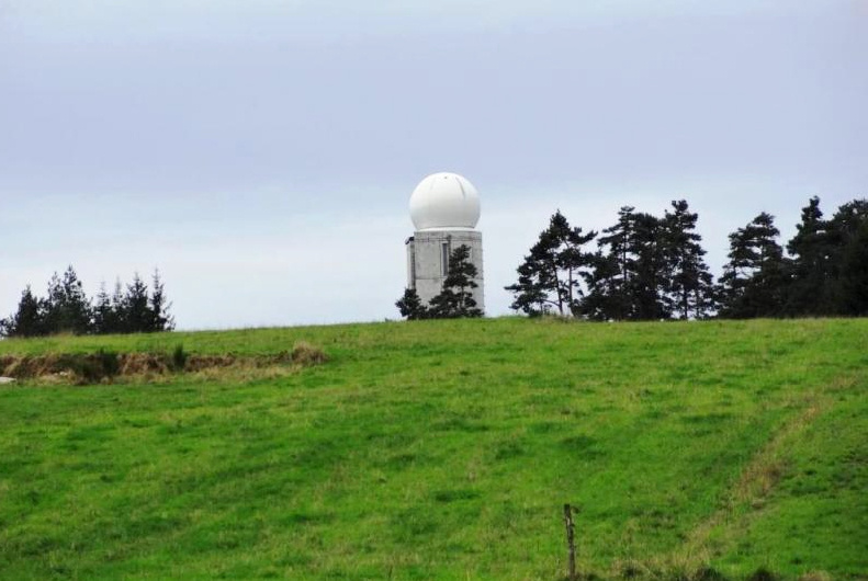 Le radar météo actuel est gêné par la hauteur des arbres présents tout autour. 